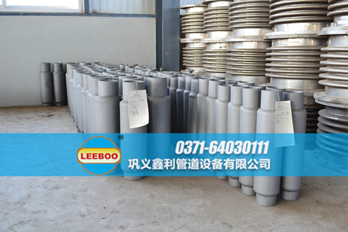 鑫利<a href=http://www.czjspx.com target=_blank class=infotextkey>補(bǔ)償器</a>車間一角